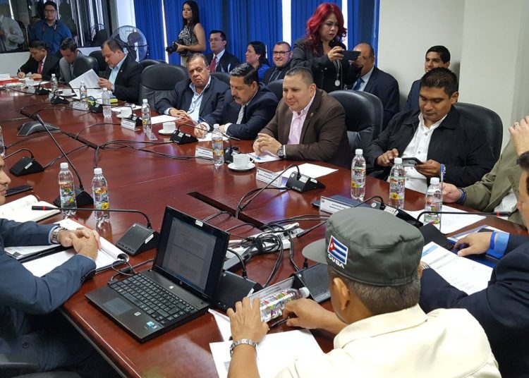 Estudian anteproyecto de ley para fortalecer el combate al lavado de dinero