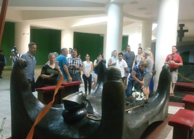 Feligreses visitan cripta de San Romero a un día del aniversario de su martirio