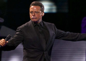 (VIDEO) Luis Miguel agrede en pleno concierto a un miembro de su equipo