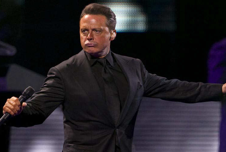 (VIDEO) Luis Miguel agrede en pleno concierto a un miembro de su equipo