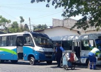 Microbuses de la Ruta 140 disputan vía y matan a una mujer