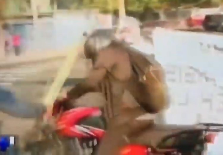 (VIDEO) Manifestantes de la UES amedrentan y golpean a motociclista frente a la Minerva