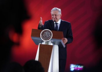 López Obrador firma un convenio para no reelegirse tras las duras críticas de sus adversarios