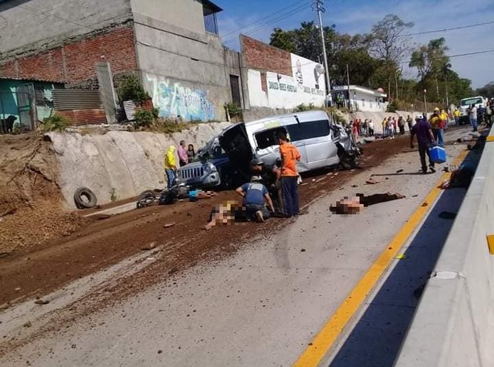 Múltiple accidente deja tres muertos y 15 lesionados en carretera al Puerto de La Libertad