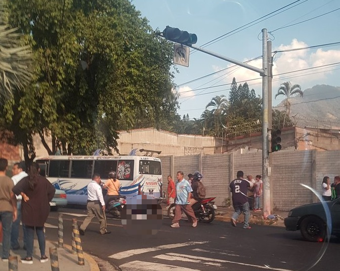 Conductor de microbús pierde el control y atropella a una mujer atrás de Galerías
