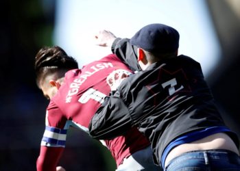 (VIDEO) Aficionado golpea al capitán de Aston Villa en pleno partido