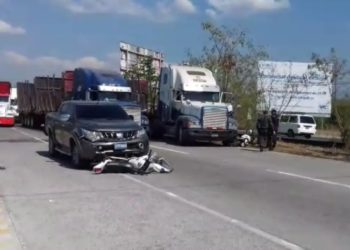 Accidente de tránsito deja dos agentes de la PNC lesionados en carretera al aeropuerto Óscar Arnulfo Romero
