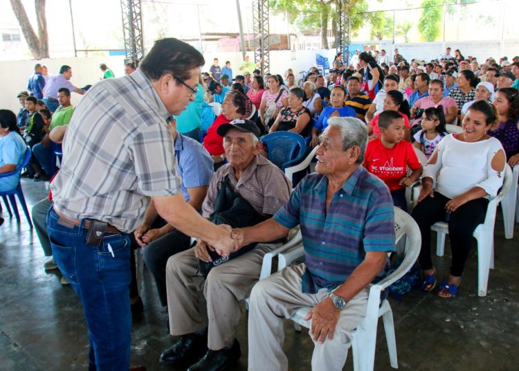 Agricultores de Apopa reciben insumos agrícolas y abono de parte del alcalde José Santiago Zelaya