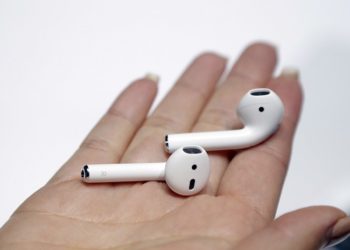 Científicos advierten que los audífonos inalámbricos podrían provocar tumores