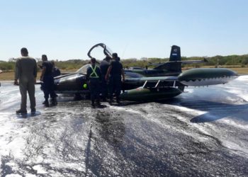 Pilotos aterrizan avión A37 sin tren de aterrizaje en Comalapa