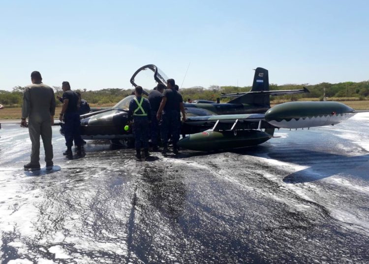Pilotos aterrizan avión A37 sin tren de aterrizaje en Comalapa