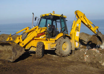 (VIDEO) Una excavadora atrapa por error a una mujer y la arroja en una trituradora
