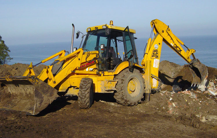 (VIDEO) Una excavadora atrapa por error a una mujer y la arroja en una trituradora