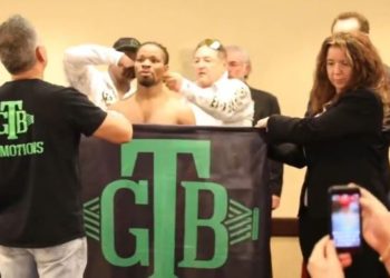 Se desnudó por completo y le cortaron las rastas para dar con el peso, después ganó la pelea