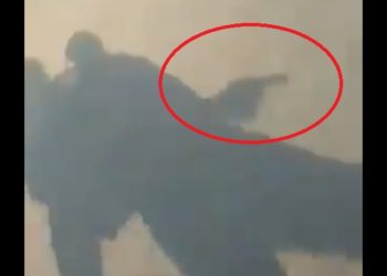 (VIDEO) Con pistola en mano, particulares capturan a motorista que huía tras provocar accidente cerca de American Park