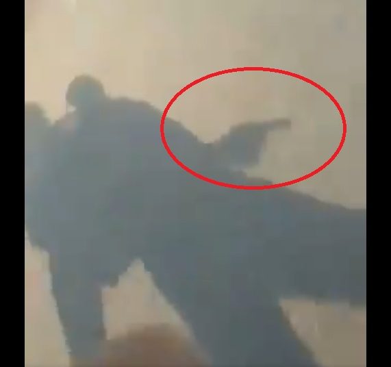 (VIDEO) Con pistola en mano, particulares capturan a motorista que huía tras provocar accidente cerca de American Park