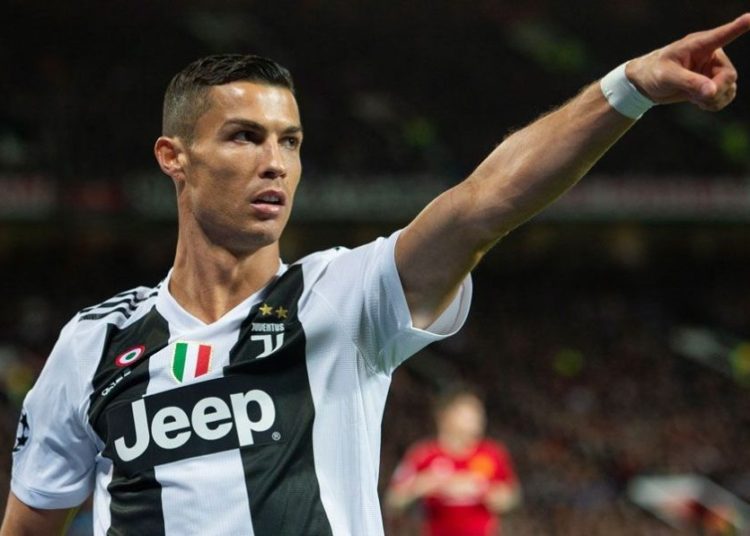 Piden a Cristiano que firme una camiseta del Real Madrid: «¡Estoy en la Juventus ya!»