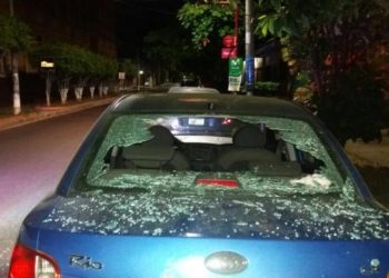 Capturan a 3 borrachos que destruyeron los vidrios de 4 vehículos en Santa Tecla