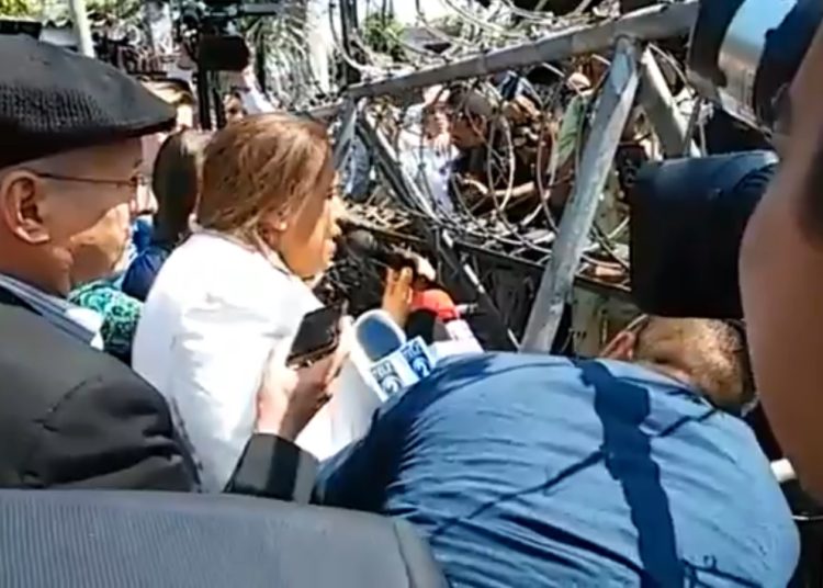 Estudiantes de la UES abuchean y lanzan agua a diputados del FMLN