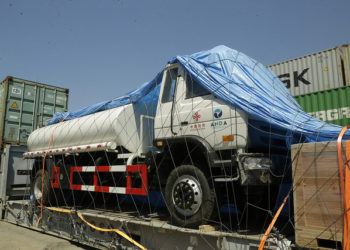 China dona a El Salvador 15 mil computadoras y 10 camiones cisternas