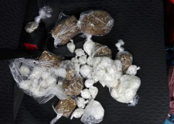 La policía reporta la captura de dos personas con droga