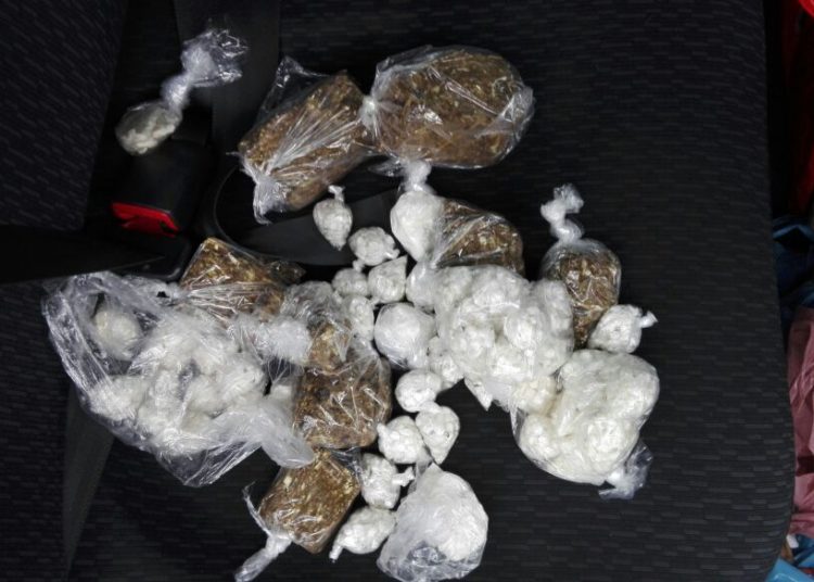 La policía reporta la captura de dos personas con droga