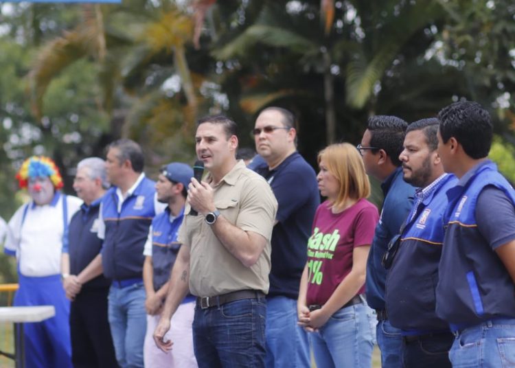 Ernesto Muyshondt se queja del “fuego amigo”