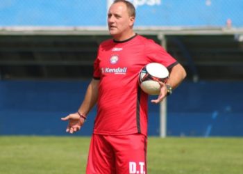 (VIDEO) Extécnico de Alianza es agredido por supuestos aficionados del Xelajú en Guatemala