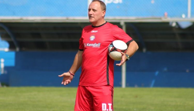 (VIDEO) Extécnico de Alianza es agredido por supuestos aficionados del Xelajú en Guatemala