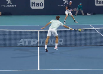 El espectacular punto de Roger Federer con el que se ganó la ovación del público