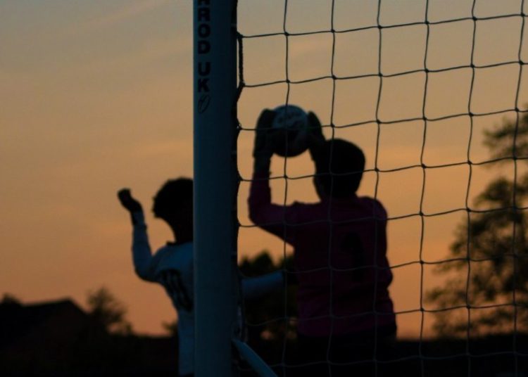 Gol marcado tras una mano involuntaria será invalidado: IFAB