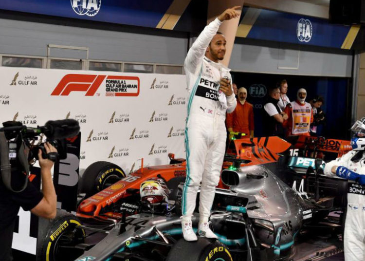 Hamilton gana en una debacle de Ferrari, Sainz 17º tras un toque con Verstappen