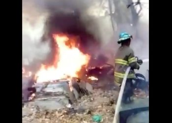 Sofocan incendio en venta de chatarra