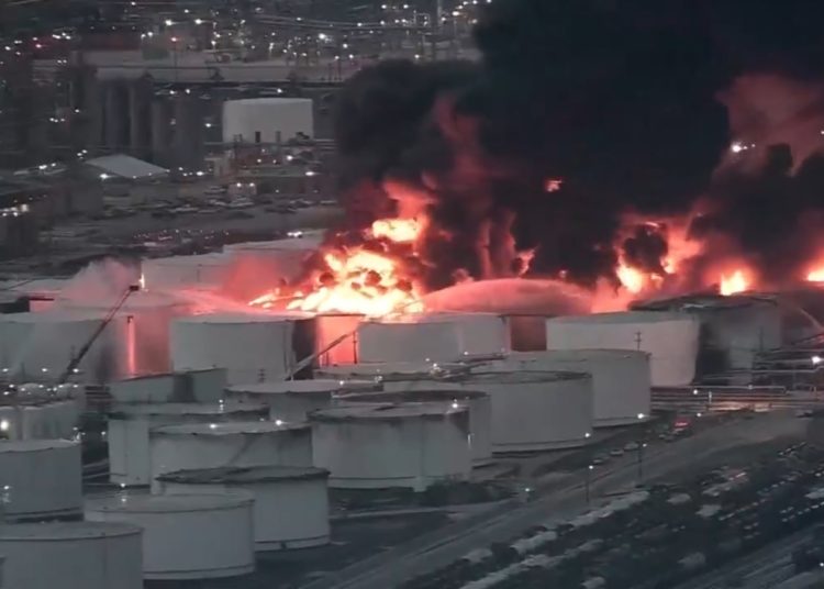 Bomberos tratan de sofocar incendio en planta petroquímica de Texas