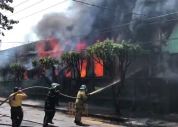 Incendio consume sala cuna del ISNA en San Salvador