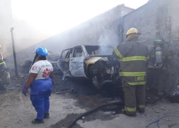 Tres vehículos fueron consumidos por las llamas en taller de mecánica automotriz en Mejicanos, de San Salvador. (Foto de Javier Benavides)