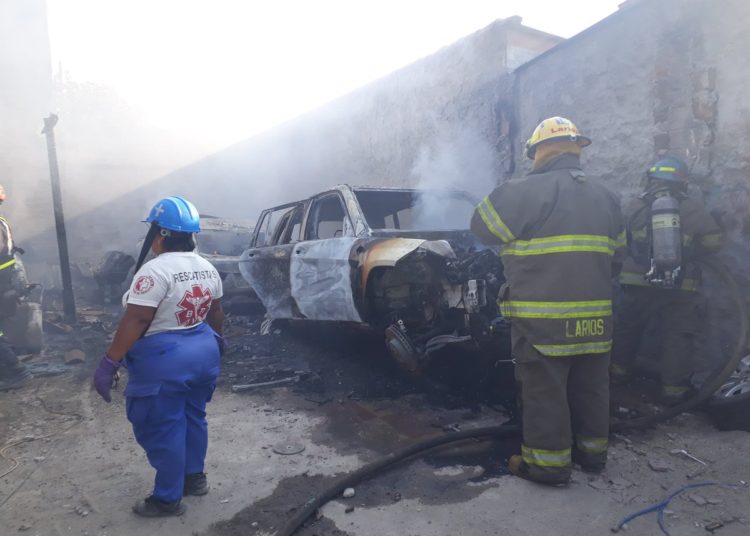 Tres vehículos fueron consumidos por las llamas en taller de mecánica automotriz en Mejicanos, de San Salvador. (Foto de Javier Benavides)
