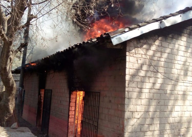Incendio consume un mesón en San Miguel