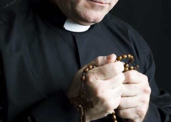 (VIDEO) Un sacerdote es apuñalado durante una misa en Canadá