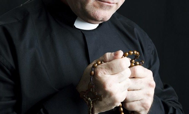 (VIDEO) Un sacerdote es apuñalado durante una misa en Canadá