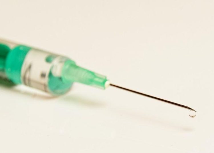 Mujer china que cree en remedios caseros, se inyectó jugo de frutas en las venas y casi pierde la vida