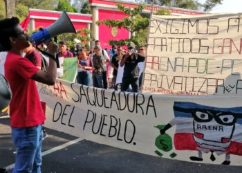 Estudiantes de la UES marcharon contra la privatización del agua en San Salvador