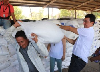 Alcaldía de San Miguel entrega paquetes de alimentos a familias afectadas por sequías del 2018