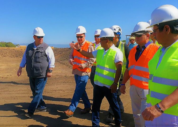 Oscar Ortiz verifica construcción de la primera planta eléctrica a base de gas natural en Acajutla