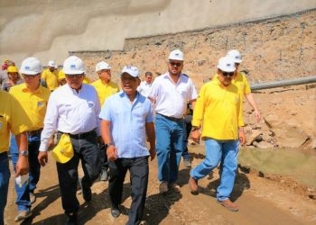 Oscar Ortiz realiza última inspección de la construcción de laguna para evitar inundaciones en San Salvador