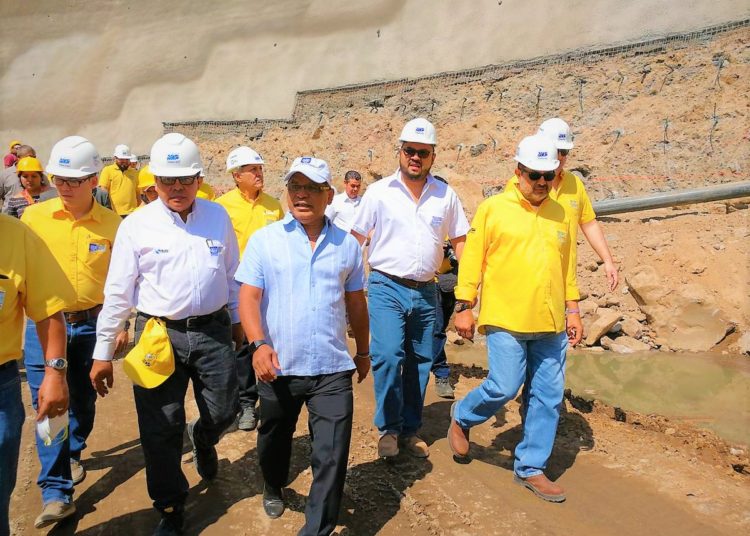 Oscar Ortiz realiza última inspección de la construcción de laguna para evitar inundaciones en San Salvador