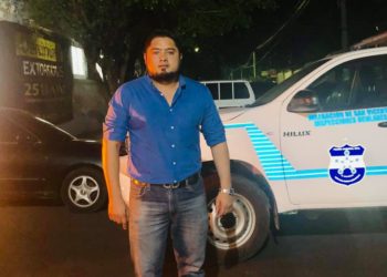 Osiris Luna visitó a policía detenido por matar a uno de los 10 pandilleros más peligrosos del país