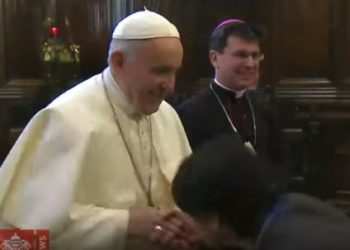 VÍDEO | Papa Francisco retira la mano para que los feligreses no besaran su anillo