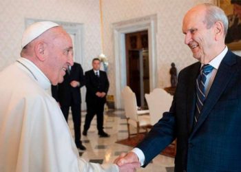 El Papa Francisco recibe a líder de la iglesia mormona en el Vaticano