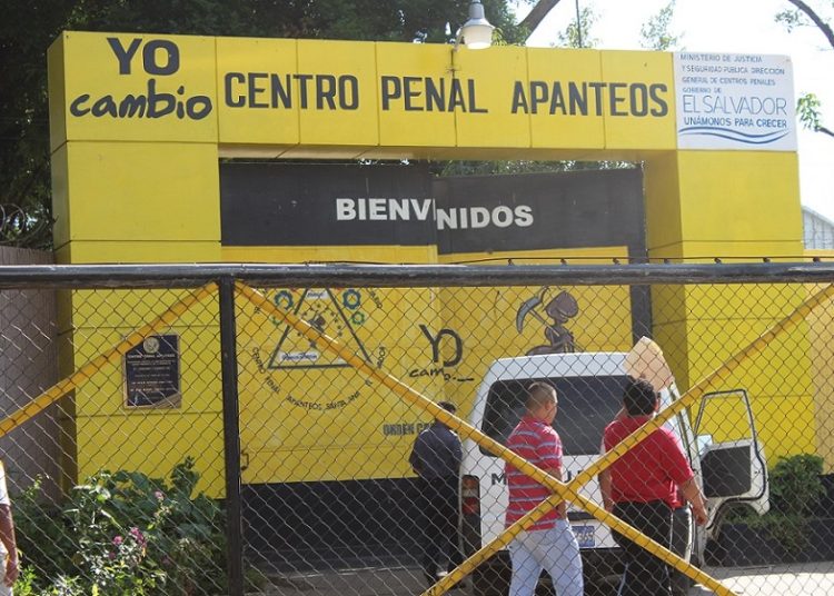 Por portón principal se fugó un reo del penal de Apanteos